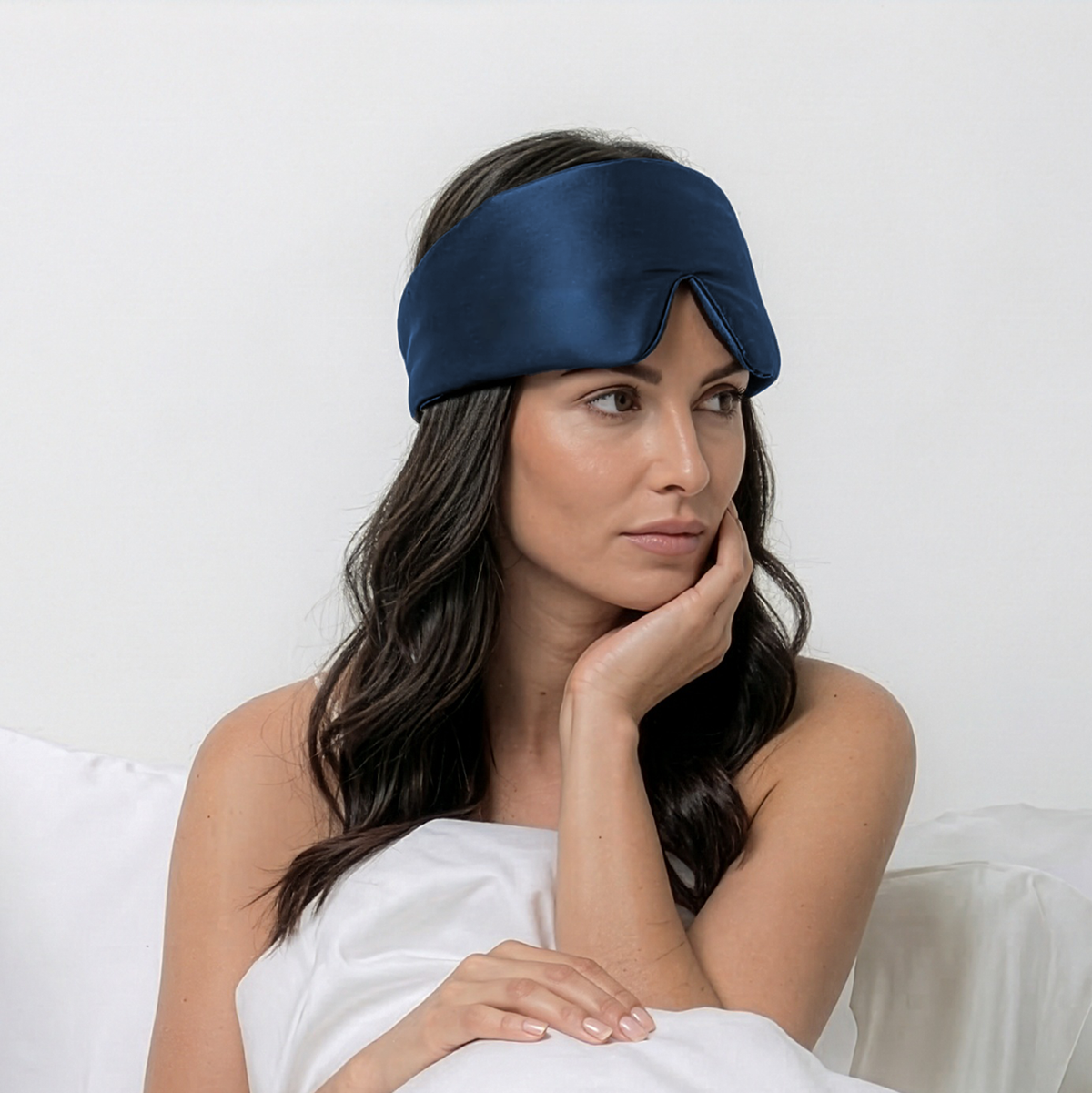 Vrouw met het Cloud-Contour zijden slaapmasker