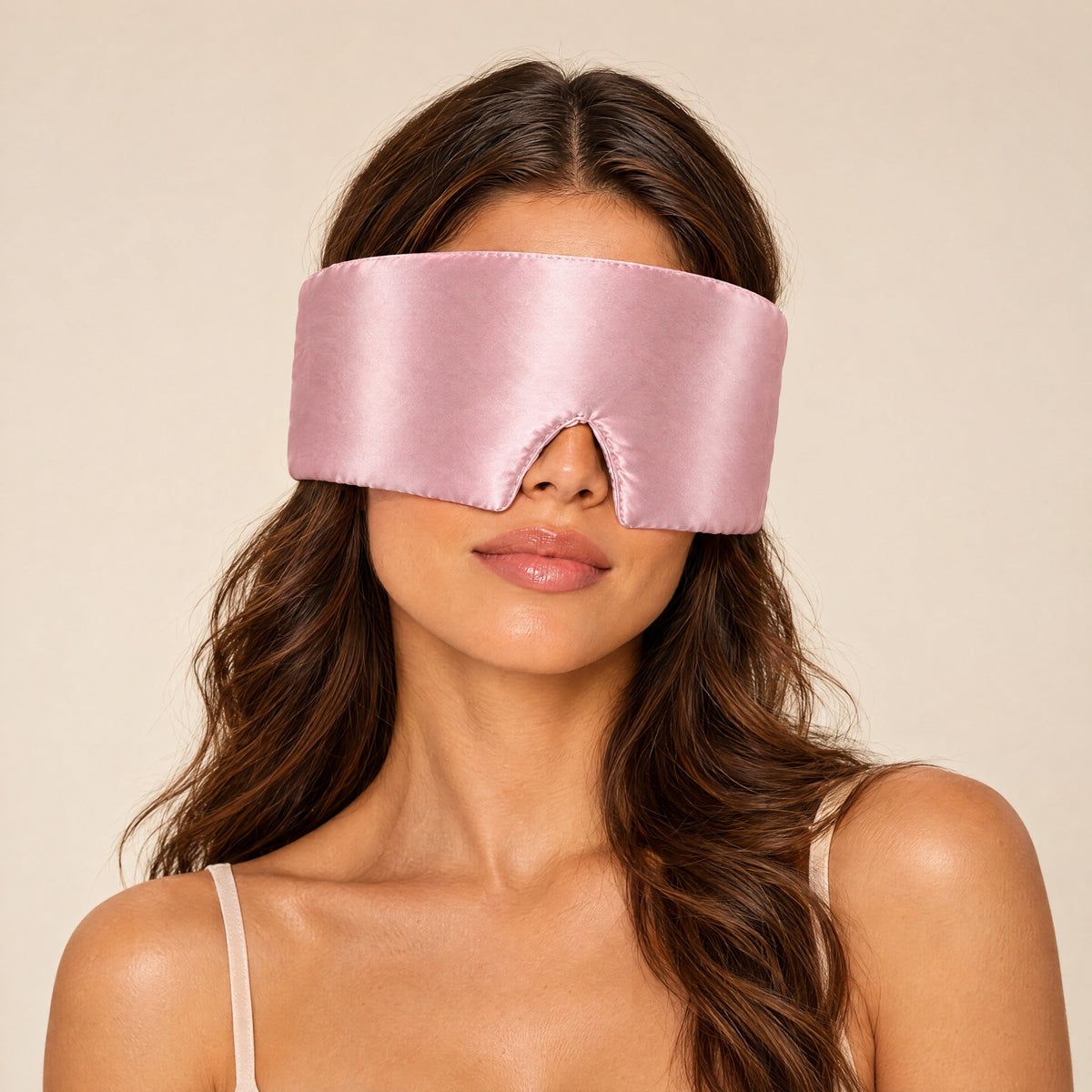Vrouw draagt het poederroze Cloud-Contour slaapmasker