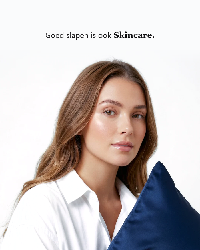 Goed slapen is ook skincare: vrouw met een zijden kussensloop