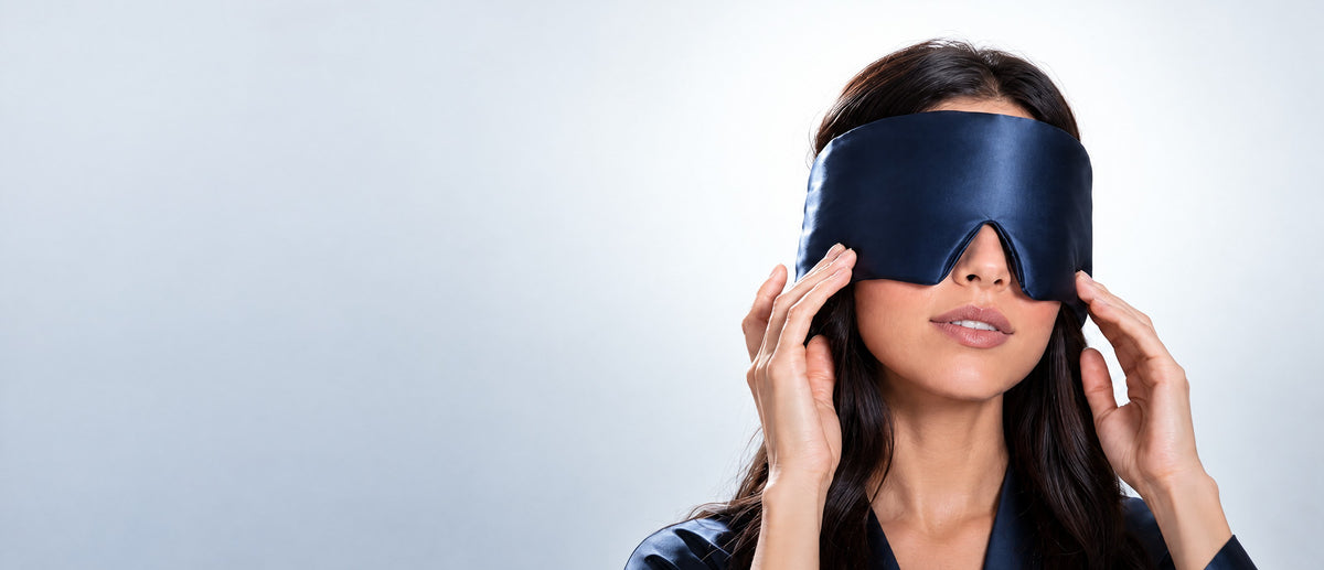 Vrouw houdt het saffierblauwe zijden slaapmasker voor haar ogen